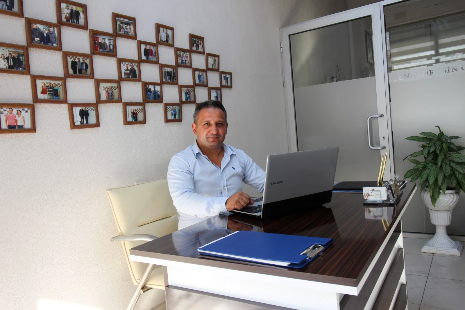 Öncer Erboyacı, Yeni Adresin Gayrimenkul ofisindeki çalışma masasında